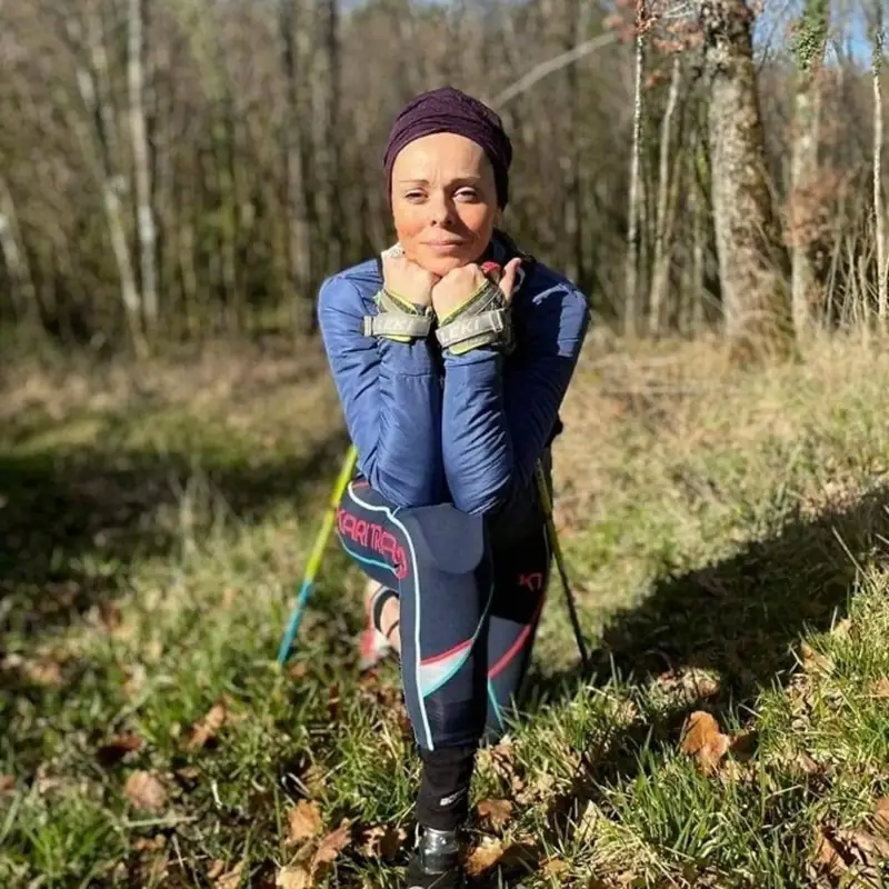 Aurore Bailleul en marche nordique, avec sa prothèse et ses bâtons