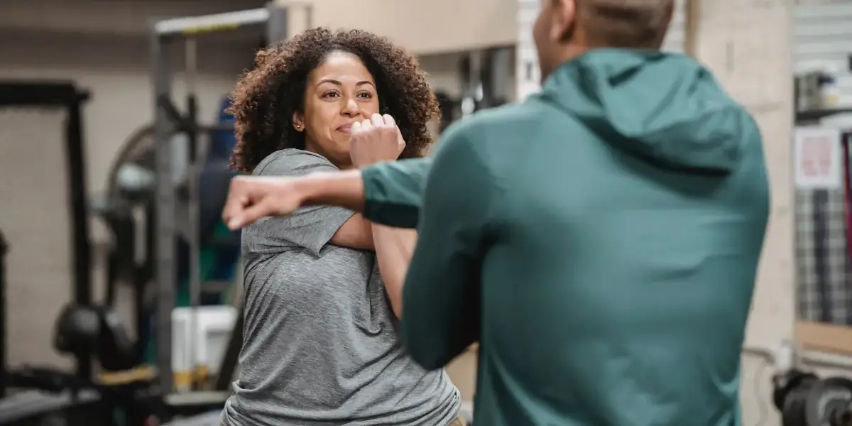 Coaching personnalisé à Bergerac, correction d'un étirement d'épaule