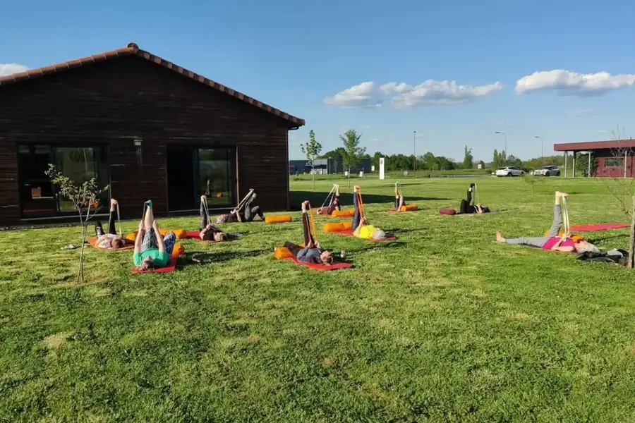 Cours collectifs à Bergerac, en extérieur devant la salle Éos Épione