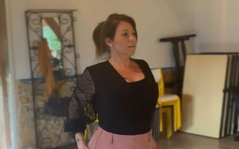 Cours de danse à Bergerac : danseuse en mouvement dans la salle Éos Épione