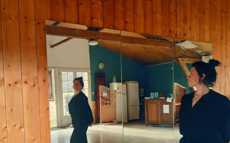 Répétition devant le miroir de la salle