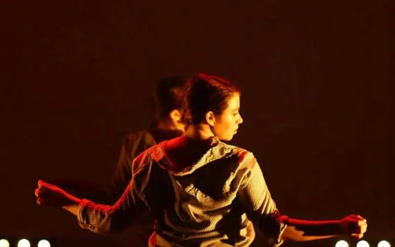 Deux danseuses sur scène lors d'un spectacle