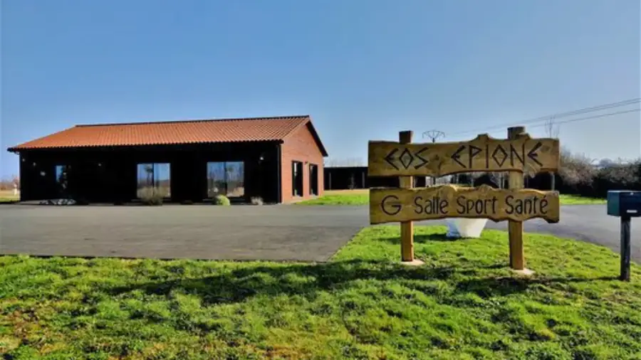 La salle Éos Épione et son enseigne, zone des Sardines à Bergerac
