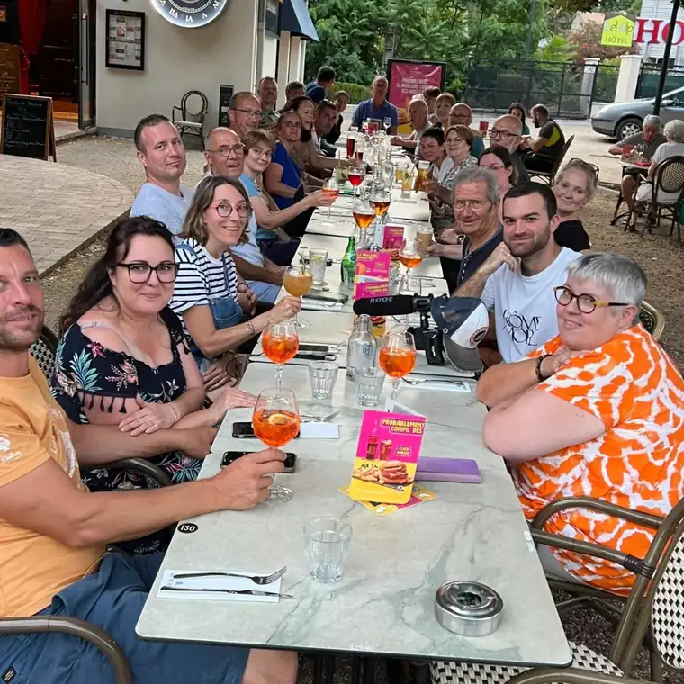 Repas de groupe en terrasse pendant le défi tandem du Verdon